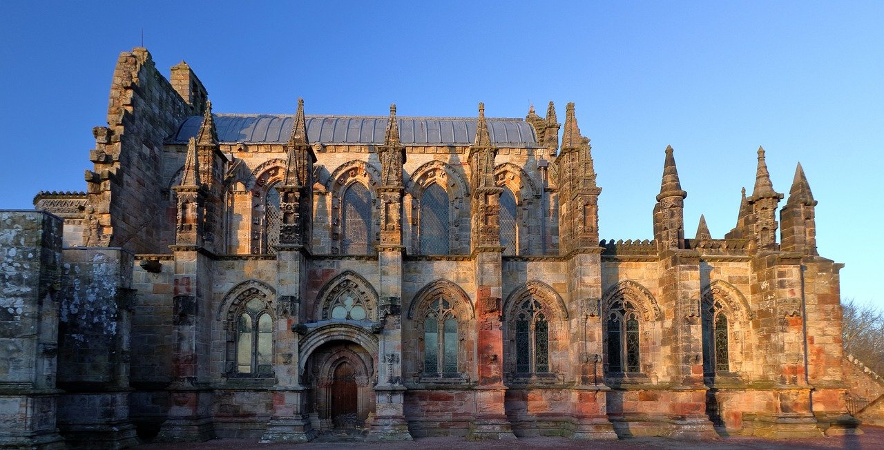 Rosslyn Chapel during sunset, a key highlight in the Edinburgh and Rosslyn Chapel Tour showcasing intricate gothic architecture
